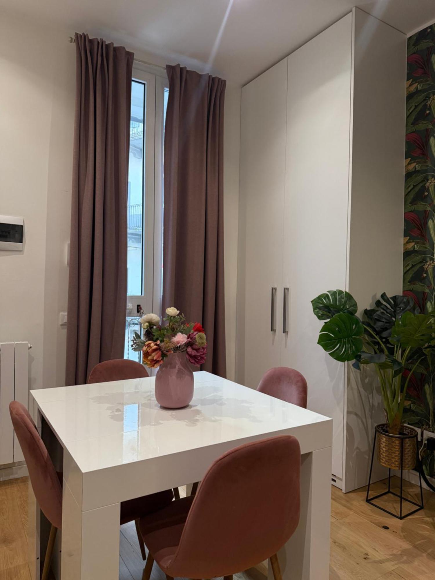 Peony House - 10 Min Duomo Apartment Милано Екстериор снимка